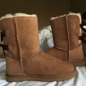 New in box bailey bow uggs 9